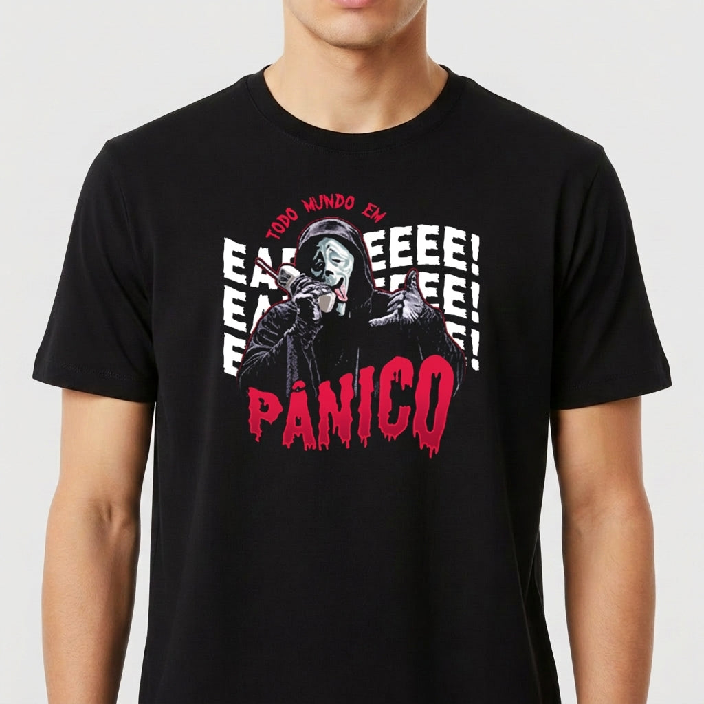 Camiseta com estampa frontal de máscara assustadora, texto "TODO MUNDO EM EEEEEEL PÂNICO" e fundo com repetições gráficas da letra "E".