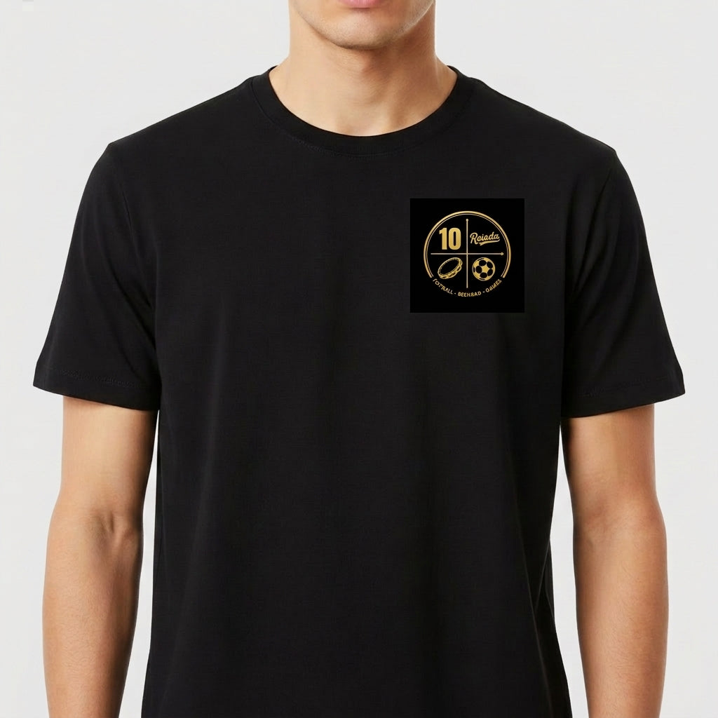 Camiseta com estampa frontal de emblema "10 Resenha", apresentando elementos circulares e estrelas, e estampa traseira de logotipo com a palavra "Resenha".