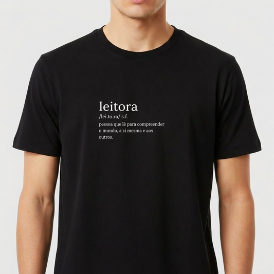 Camiseta com estampa frontal de definição do termo "leitora", apresentando a divisão silábica e descrição de quem lê para compreender o mundo e a si mesma.