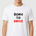 Camiseta com estampa frontal de texto estilizado "BORN TO DRIVE", com as palavras "BORN" e "TO" em fonte preta e "DRIVE" em destaque vermelho.