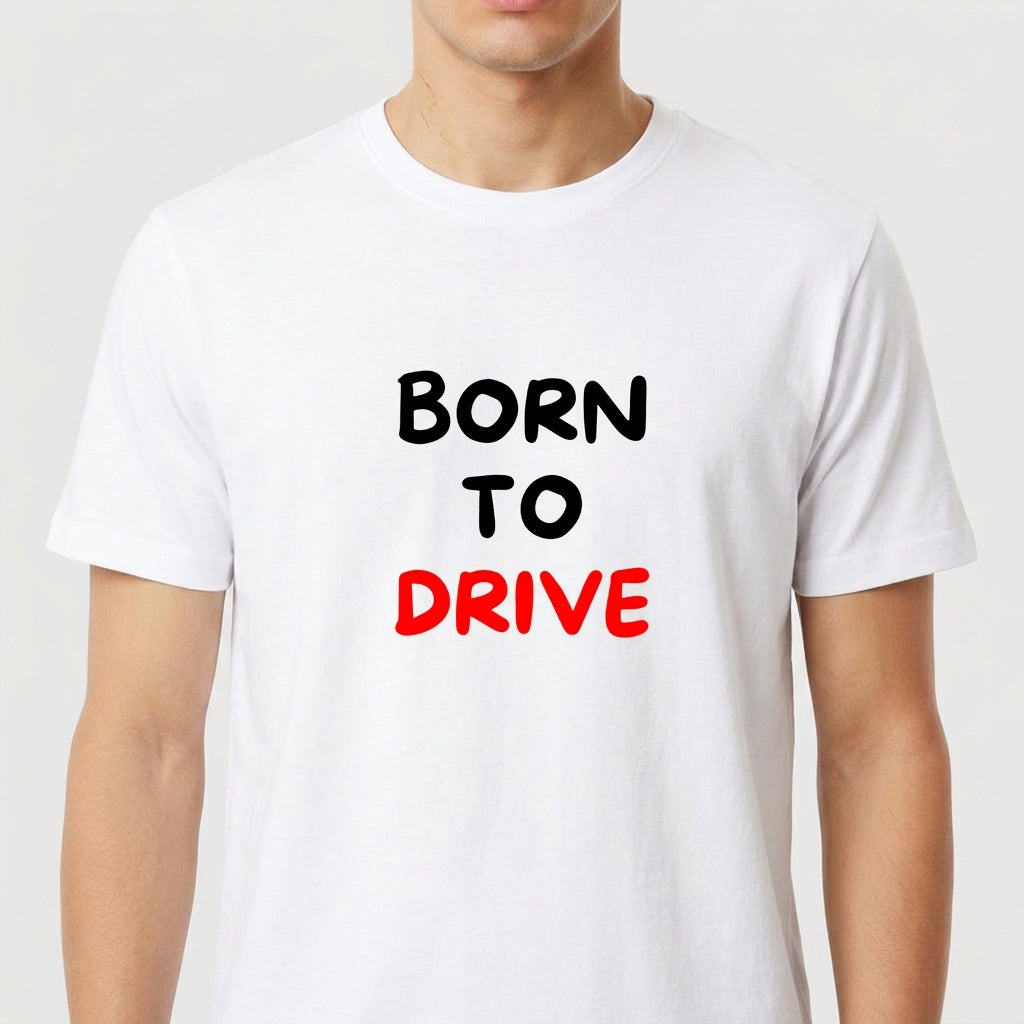 Camiseta com estampa frontal de texto estilizado "BORN TO DRIVE", com as palavras "BORN" e "TO" em fonte preta e "DRIVE" em destaque vermelho.