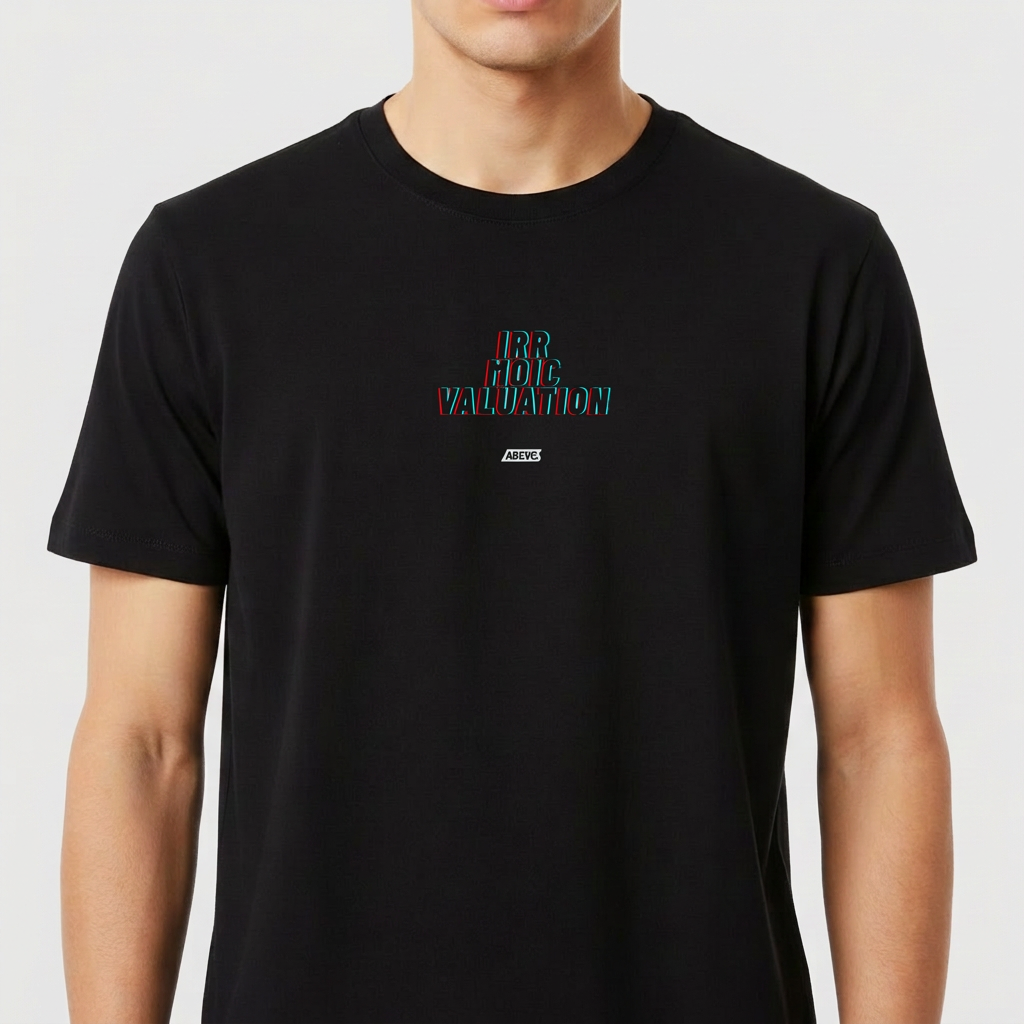 Camiseta com estampa frontal de texto tridimensional "IRR MOIC VALUATION" sobreposto, com efeito de sombra colorida e uma pequena inscrição "ABCVČ" abaixo.