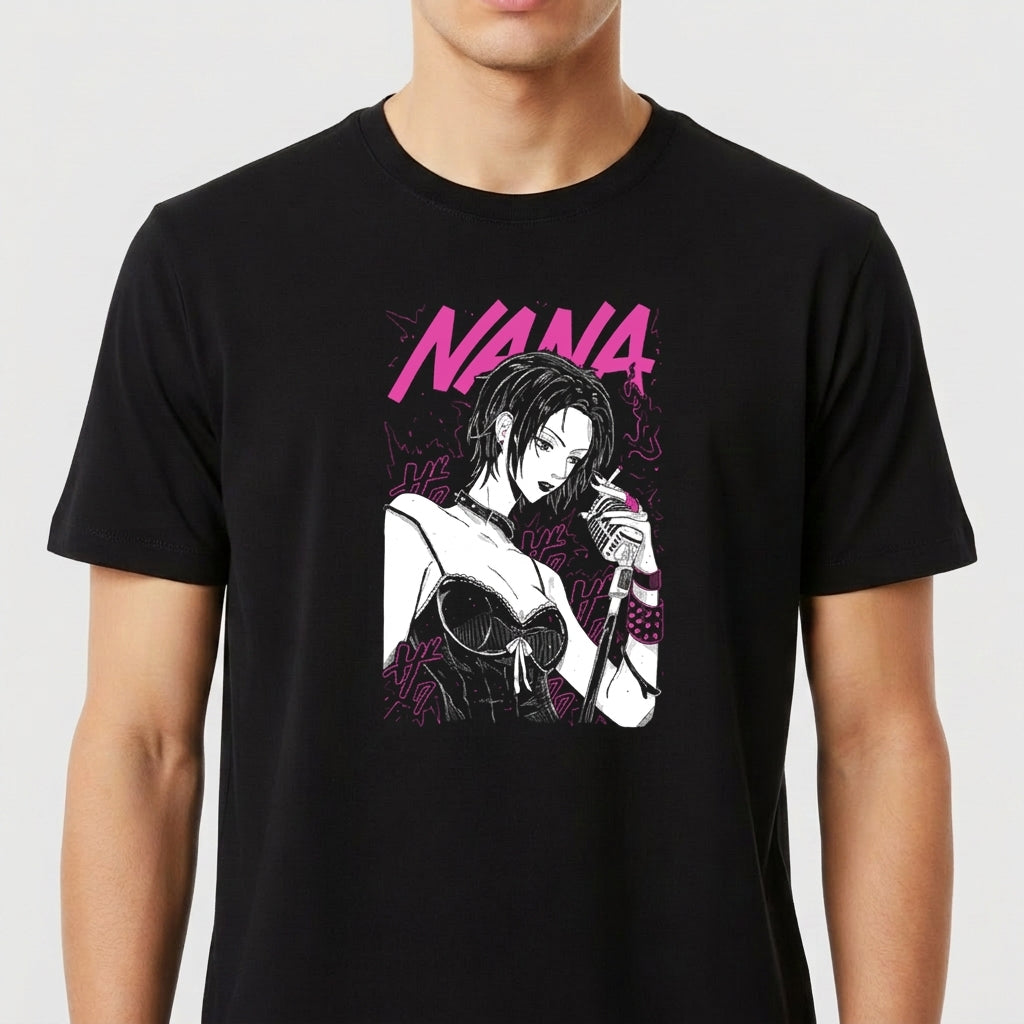 Camiseta com estampa frontal de ilustração em estilo mangá, apresentando uma figura feminina segurando um microfone, acompanhada pela palavra "NANA".