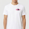 Camiseta com estampa frontal de um círculo contendo a imagem de uma mulher e a palavra "drama" em estilo tipográfico marcante ao lado.