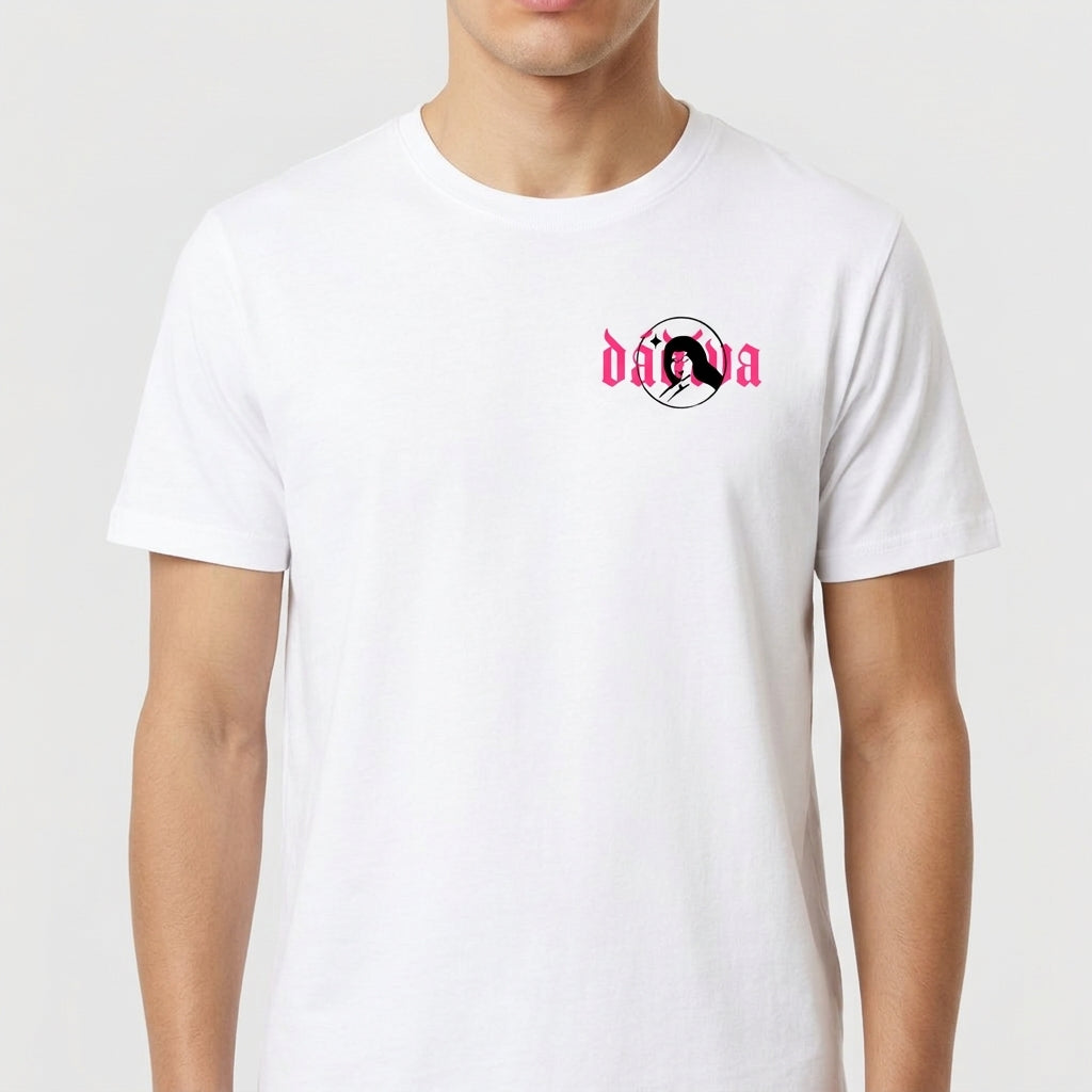 Camiseta com estampa frontal de um círculo contendo a imagem de uma mulher e a palavra "drama" em estilo tipográfico marcante ao lado.