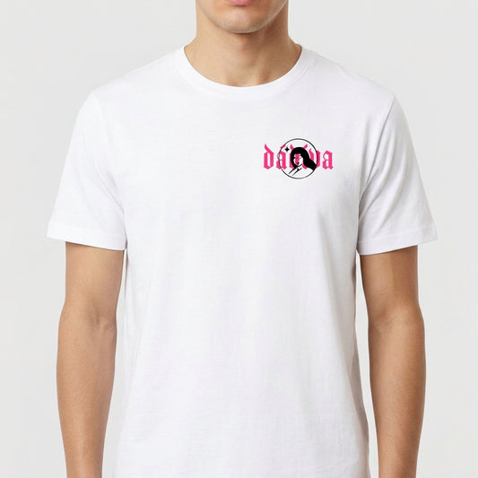 Camiseta com estampa frontal de um círculo contendo a imagem de uma mulher e a palavra "drama" em estilo tipográfico marcante ao lado.