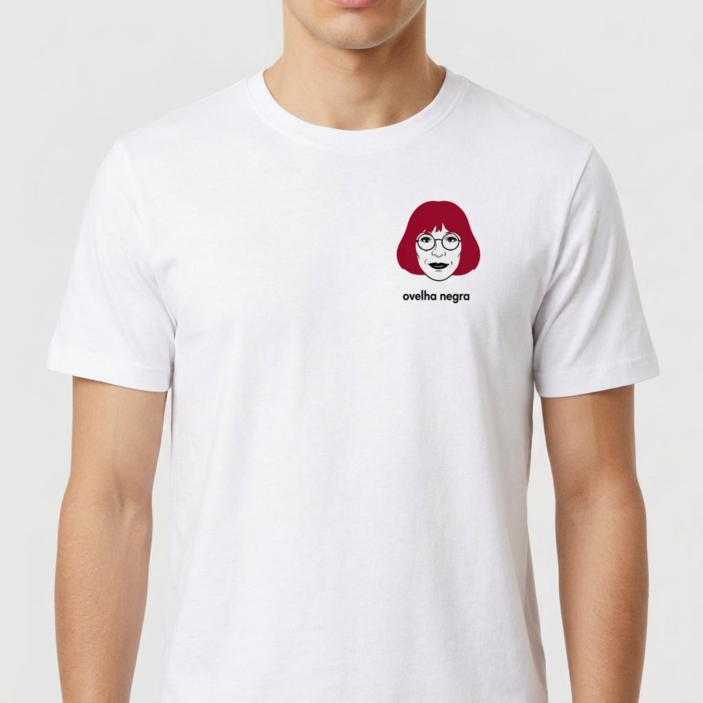 Camiseta com estampa frontal de um rosto com cabelo curto, óculos e expressão neutra, acompanhada da frase "ovelha negra" abaixo da imagem.