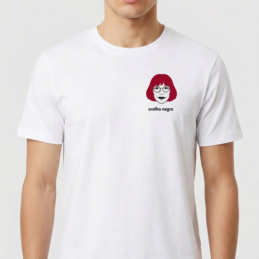Camiseta com estampa frontal de um rosto com cabelo curto, óculos e expressão neutra, acompanhada da frase "ovelha negra" abaixo da imagem.