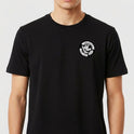 Camiseta com estampa frontal de rosto de cachorro em círculo, escrito "Underdogs Street Food" e estampa traseira de cachorro comendo lanche sob o título "Underdogs".