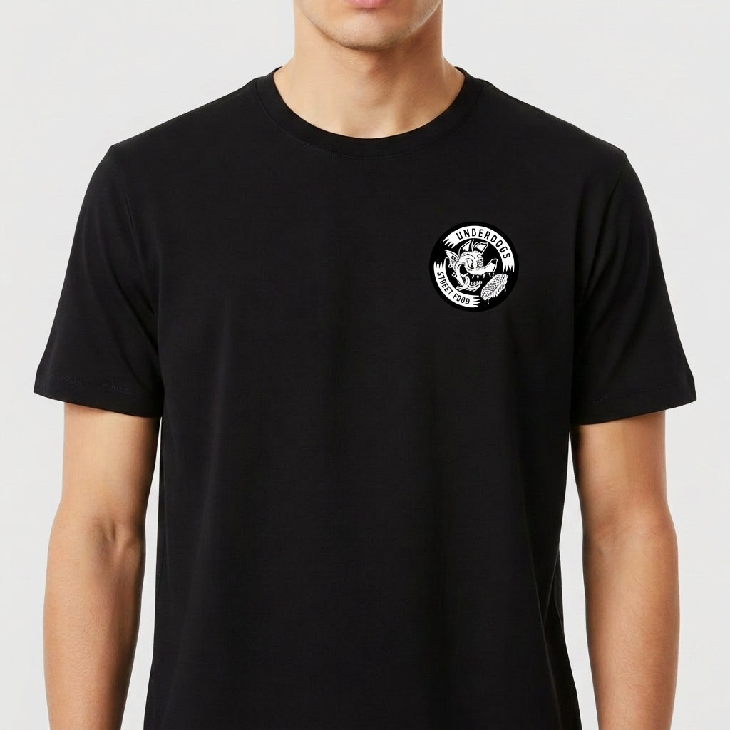 Camiseta com estampa frontal de rosto de cachorro em círculo, escrito "Underdogs Street Food" e estampa traseira de cachorro comendo lanche sob o título "Underdogs".