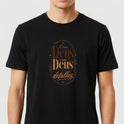 Camiseta com estampa frontal de texto estilizado "O meu Deus é um Deus de detalhes" e estampa traseira com pequeno logotipo "Santa Veste" acima de cruz.