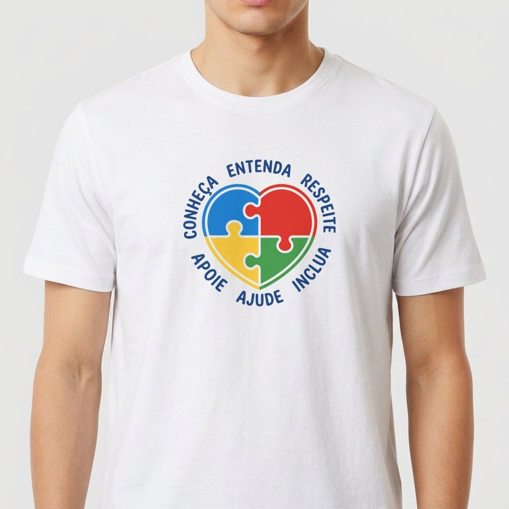 Camiseta com estampa frontal de coração formado por peças de quebra-cabeça com palavras em torno e estampa traseira de duas mãos em impressão artística.