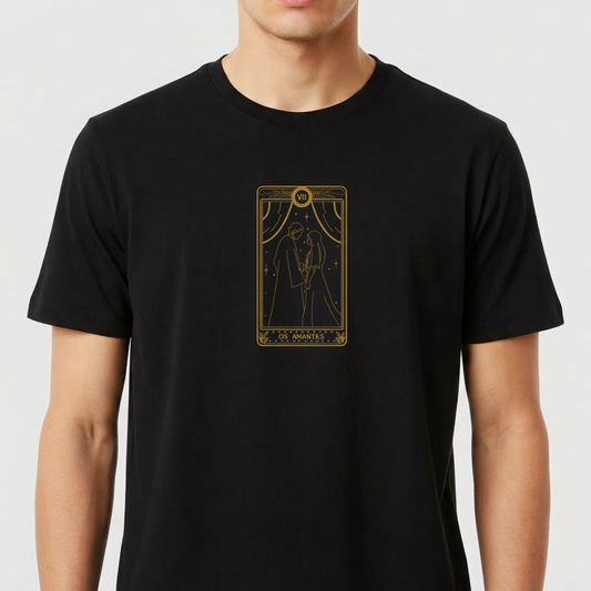 Camiseta com estampa frontal de carta de tarô estilizada, mostrando duas figuras sob um arco estrelado, com ornamentos detalhados ao redor.