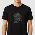 Camiseta com estampa frontal de contorno de figuras icônicas abraçando um bebê e texto abaixo, e estampa traseira de logo estilizado com coroa acima de texto.