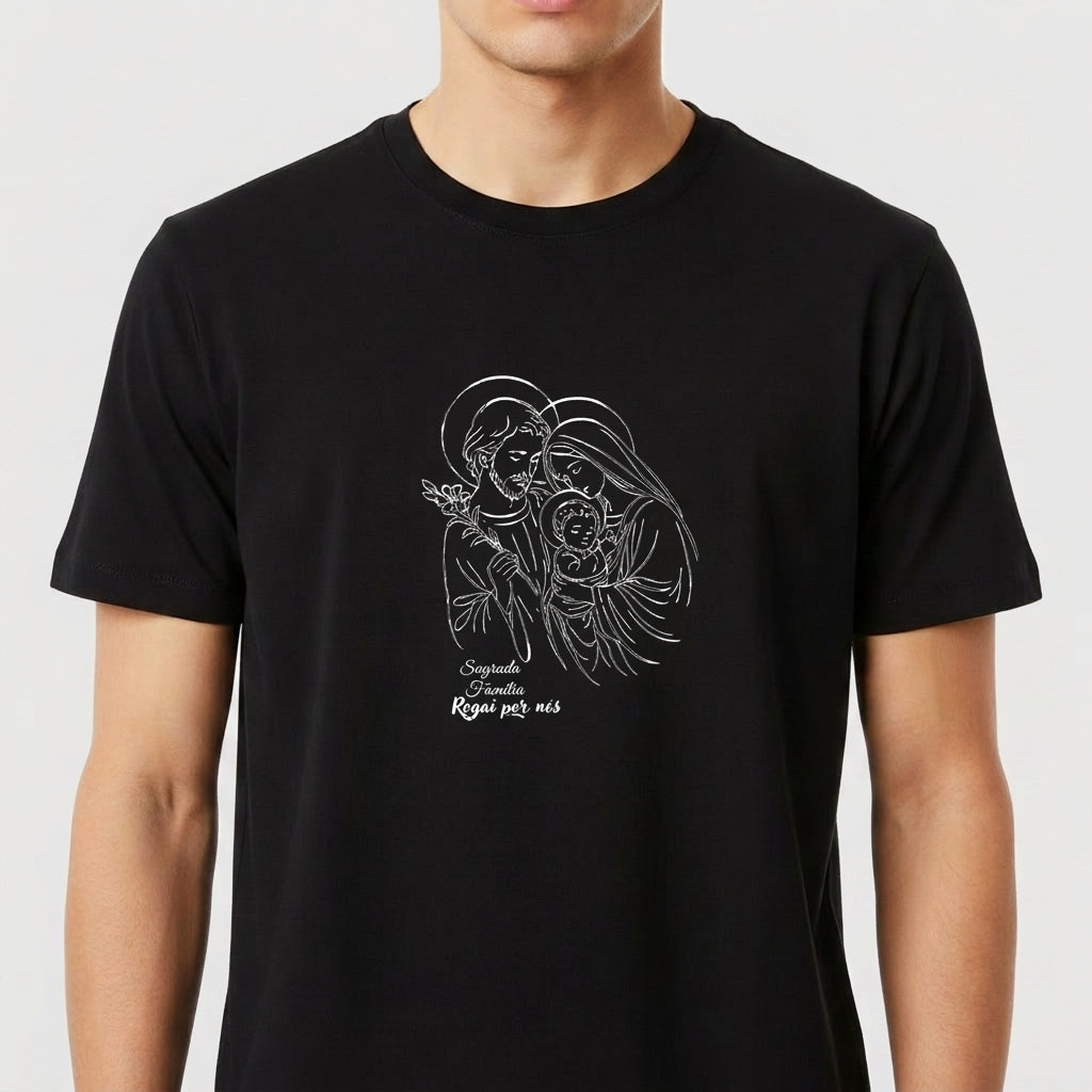 Camiseta com estampa frontal de contorno de figuras icônicas abraçando um bebê e texto abaixo, e estampa traseira de logo estilizado com coroa acima de texto.