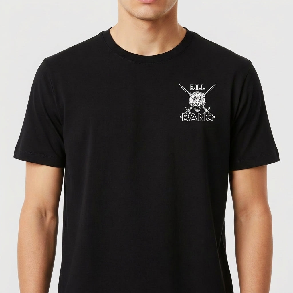 Camiseta com estampa frontal de um crânio com duas armas cruzadas, texto acima e abaixo, e estampa traseira com a frase "cada um no seu corre" em escrita cursiva.
