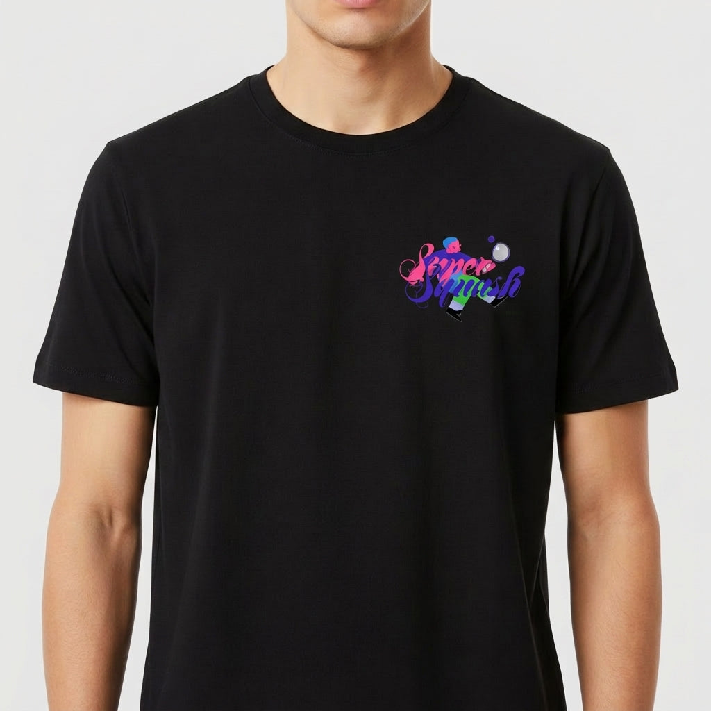 Camiseta com estampa frontal de lettering colorido e elementos circulares, e estampa traseira de personagem em ação jogando squash com raquete e bola.