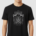 Camiseta com estampa frontal de letras estilizadas e elementos ornamentais detalhados, incluindo formas de folhas simétricas e curvas decorativas.