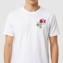 Camiseta com estampa frontal de flores delicadas acompanhadas da inscrição "Nós que aqui estamos".