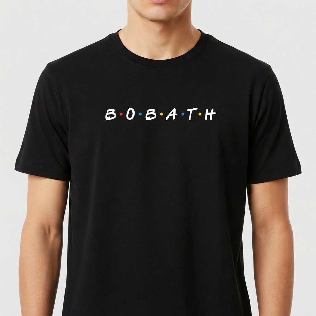 Camiseta com estampa frontal de letras estilizadas alinhadas com pontos coloridos entre elas, formando a palavra "B O B A T H".