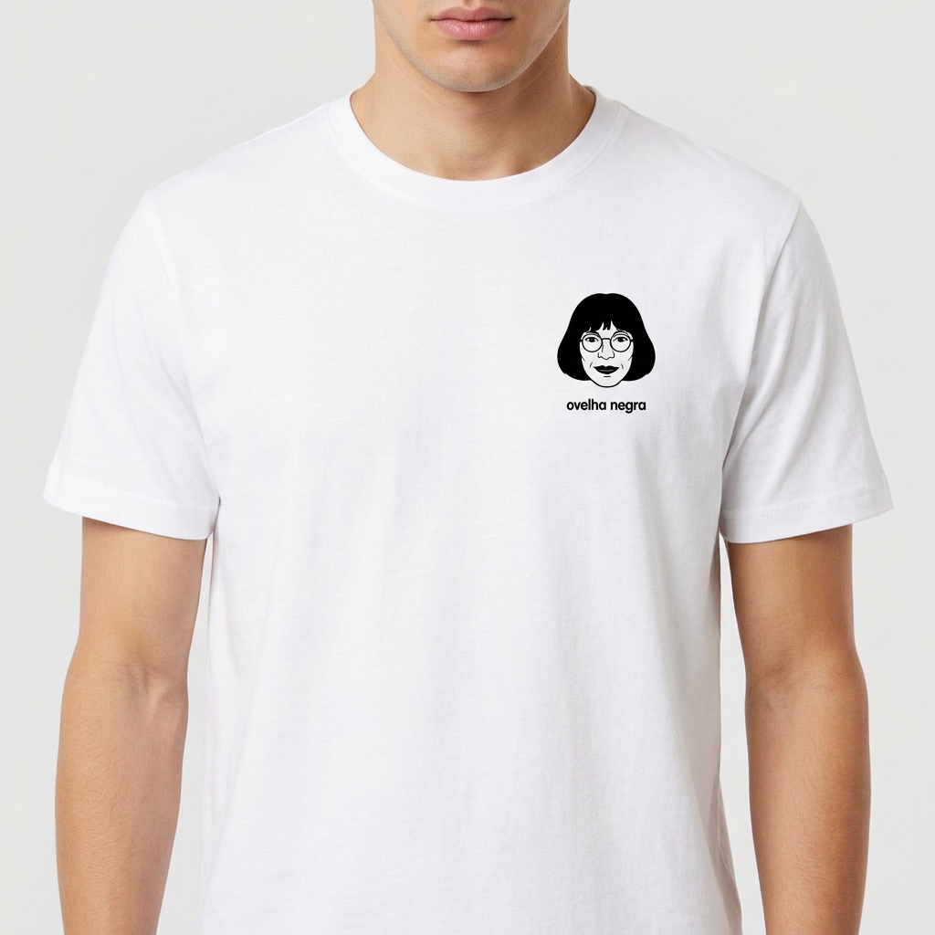 Camiseta com estampa frontal de rosto estilizado de mulher com cabelo curto, óculos grandes e legenda "orelha negra" abaixo da ilustração.