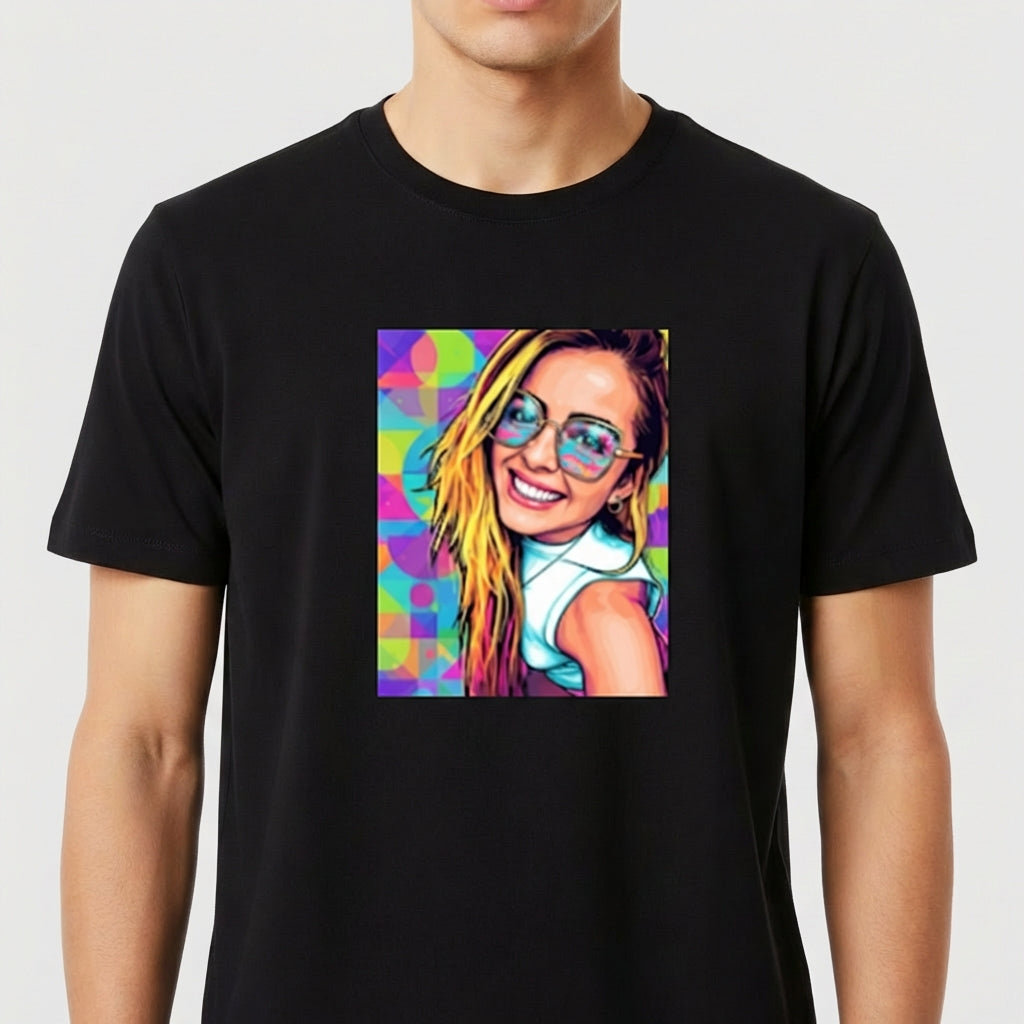 Camiseta com estampa frontal de retrato artístico de mulher sorridente com óculos, cabelo solto, sobre fundo geométrico colorido e vibrante.