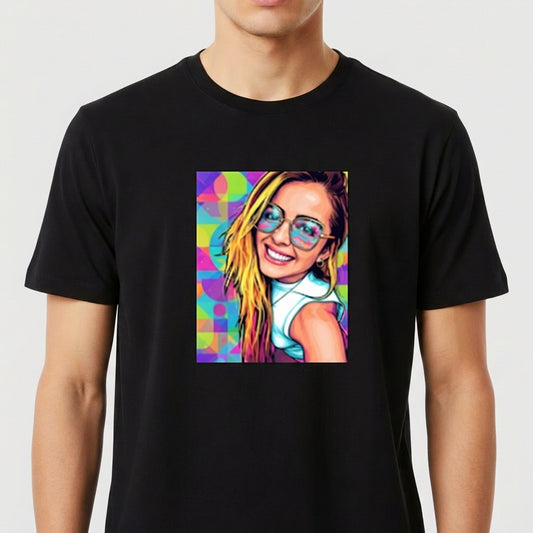 Camiseta com estampa frontal de retrato artístico de mulher sorridente com óculos, cabelo solto, sobre fundo geométrico colorido e vibrante.