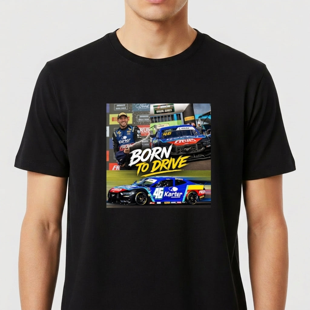Camiseta com estampa frontal de montagens automotivas, incluindo um carro de corrida, um piloto ao lado e as palavras "Born to Drive" em destaque.