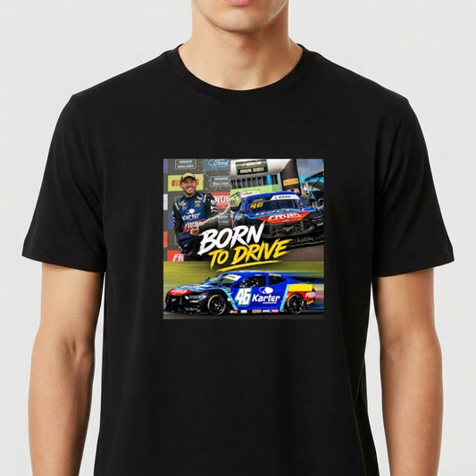 Camiseta com estampa frontal de montagens automotivas, incluindo um carro de corrida, um piloto ao lado e as palavras "Born to Drive" em destaque.
