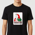 Camiseta com estampa frontal de silhueta de jogador de futebol em ação, bola à frente, cercado por outras figuras e textos em destaque.