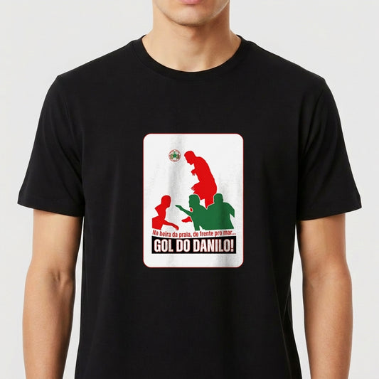 Camiseta com estampa frontal de silhueta de jogador de futebol em ação, bola à frente, cercado por outras figuras e textos em destaque.