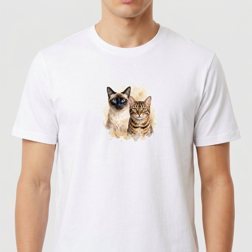 Camiseta com estampa frontal de dois gatos em estilo aquarela, um siamês ao lado de um gato rajado, ambos com expressões serenas em um fundo suave.