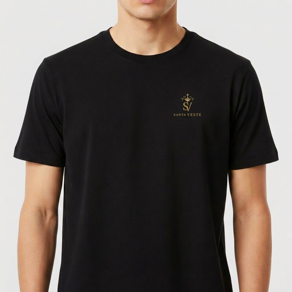 Camiseta com estampa frontal de logotipo pequeno com coroa e letras e estampa traseira de leão ao lado de cordeiro com frase "JESUS O CAMINHO VERDADE E VIDA".