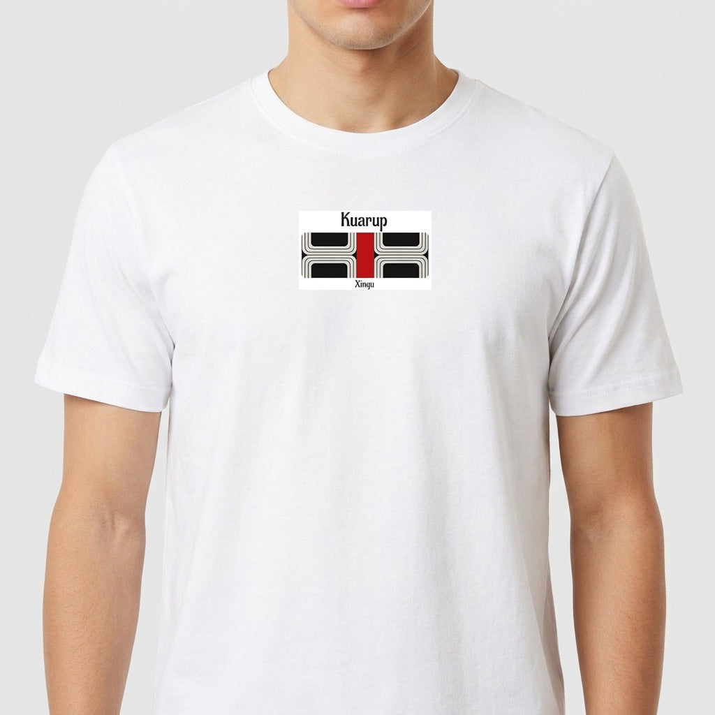 Camiseta com estampa frontal de desenho geométrico central com texto estilizado acima e abaixo, e estampa traseira de pequeno desenho geométrico semelhante.