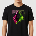 Camiseta com estampa frontal de figura encapuzada estilizada com efeitos neon, parte em tons vibrantes de rosa e amarelo, sob o texto "LUNOVA".