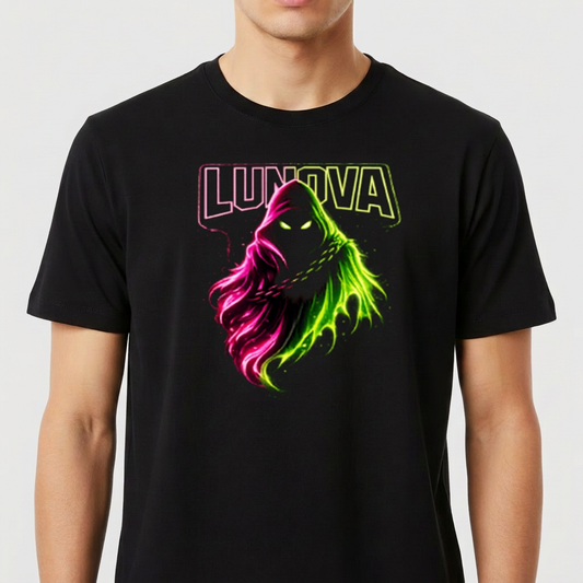 Camiseta com estampa frontal de figura encapuzada estilizada com efeitos neon, parte em tons vibrantes de rosa e amarelo, sob o texto "LUNOVA".