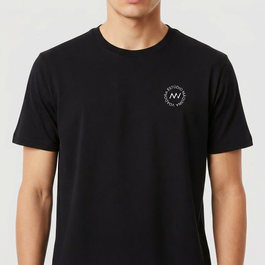 Camiseta com estampa frontal de logotipo circular com texto ao redor e uma letra estilizada no centro.