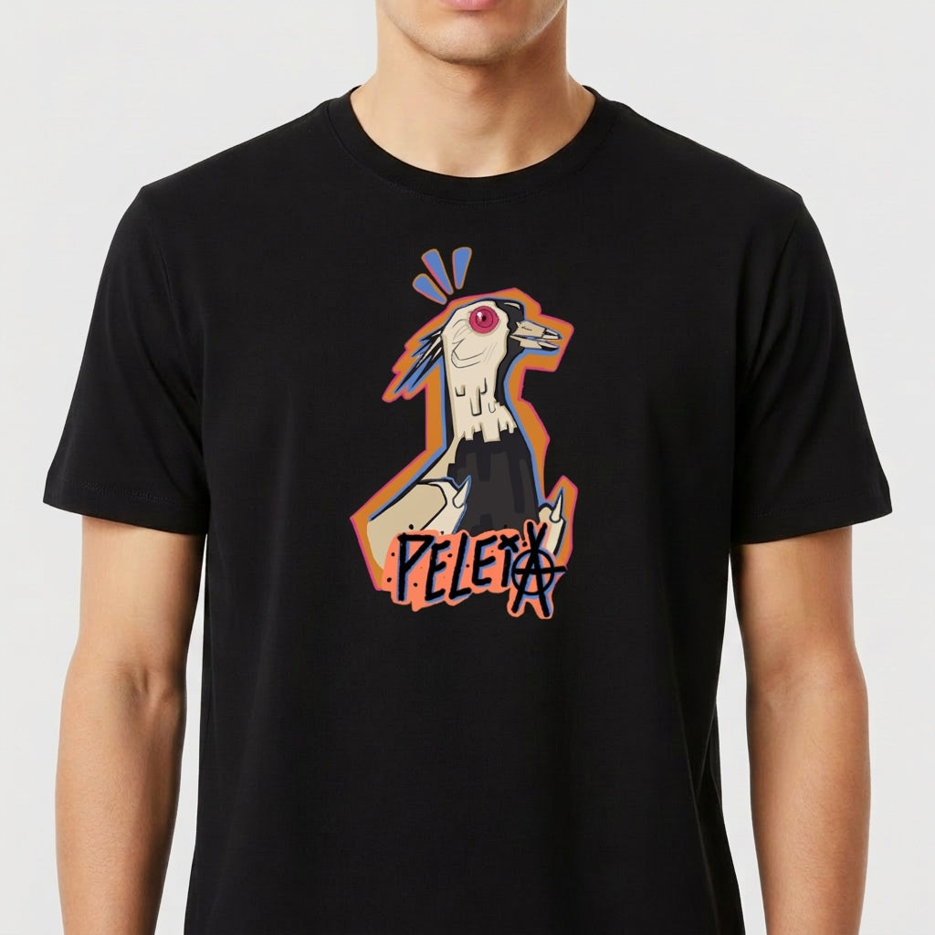 Camiseta com estampa frontal de galo estilizado com detalhes gráficos angulares, contornos coloridos e inscrições em estilo grafite na parte inferior.