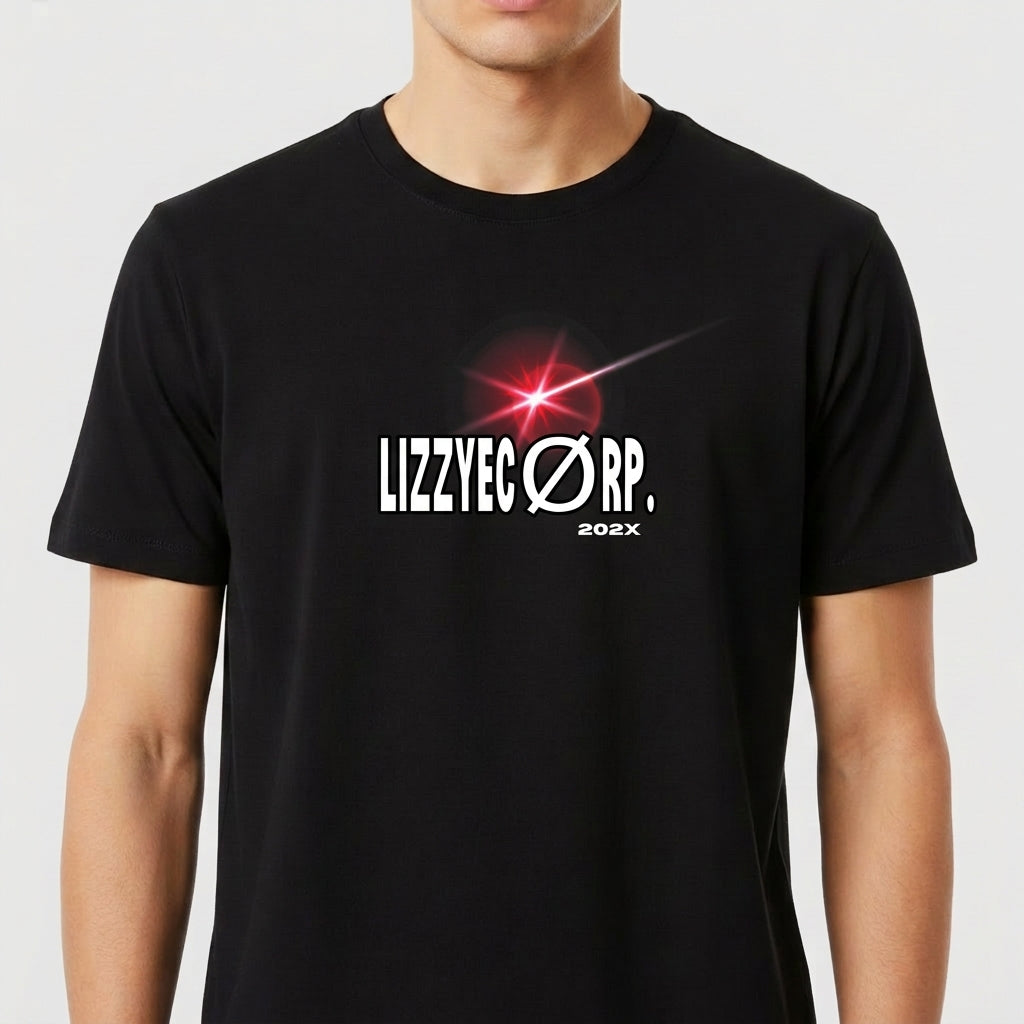 Camiseta com estampa frontal de texto estilizado "LIZZYECO RP." acompanhado do ano "202X" e um efeito visual de brilho em forma de estrela.