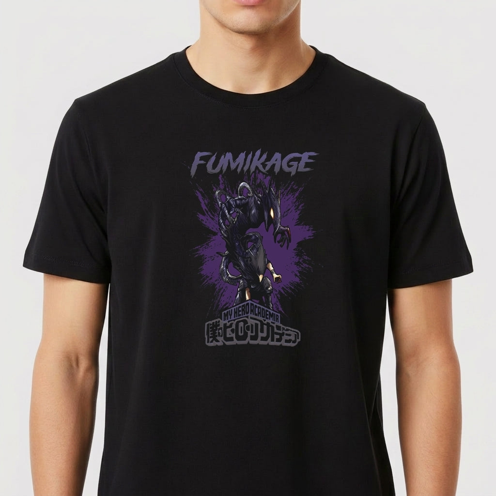Camiseta com estampa frontal de personagem sombrio em posição dinâmica, rodeado por sombras e palavras em estilo de quadrinhos e japonês.