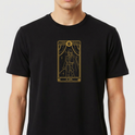 Camiseta com estampa frontal de uma carta de tarô detalhada, exibindo uma figura central em pose heroica, cercada por estrelas e elementos místicos.
