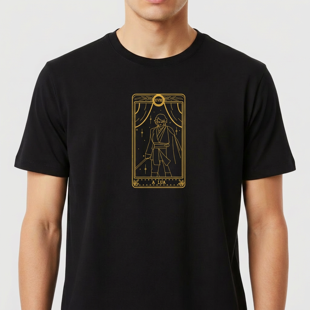 Camiseta com estampa frontal de uma carta de tarô detalhada, exibindo uma figura central em pose heroica, cercada por estrelas e elementos místicos.