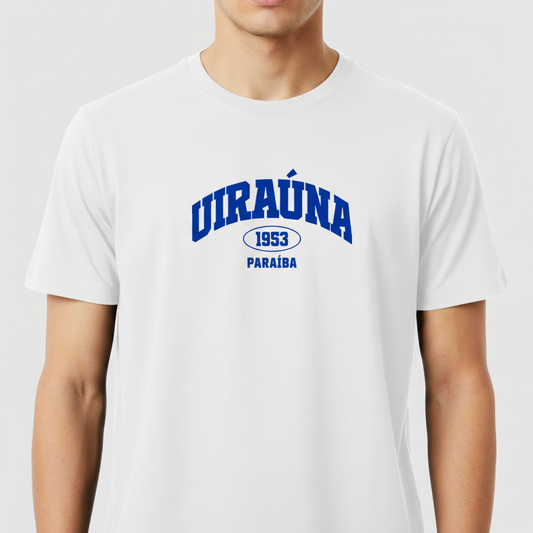 Camiseta com estampa frontal de "UIRAÚNA 1953 PARAÍBA" em fonte destacada, formando um arco acima de um número centralizado dentro de um oval.