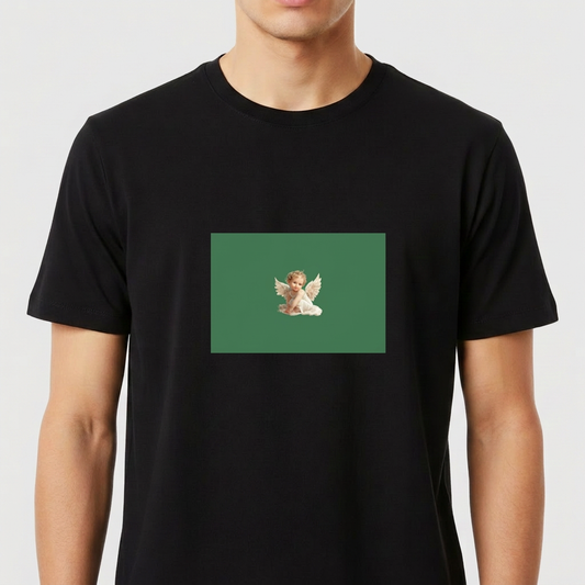 Camiseta com estampa frontal de anjo com asas brancas, repousando a cabeça sobre as mãos, destacando-se sobre um fundo retangular sólido.