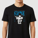 Camiseta com estampa frontal de uma figura central feminina segurando uma arma, com texto "STRANGE", "EVERYBODY LIES. NO EXCEPTIONS." e "CHAOS THEORY".