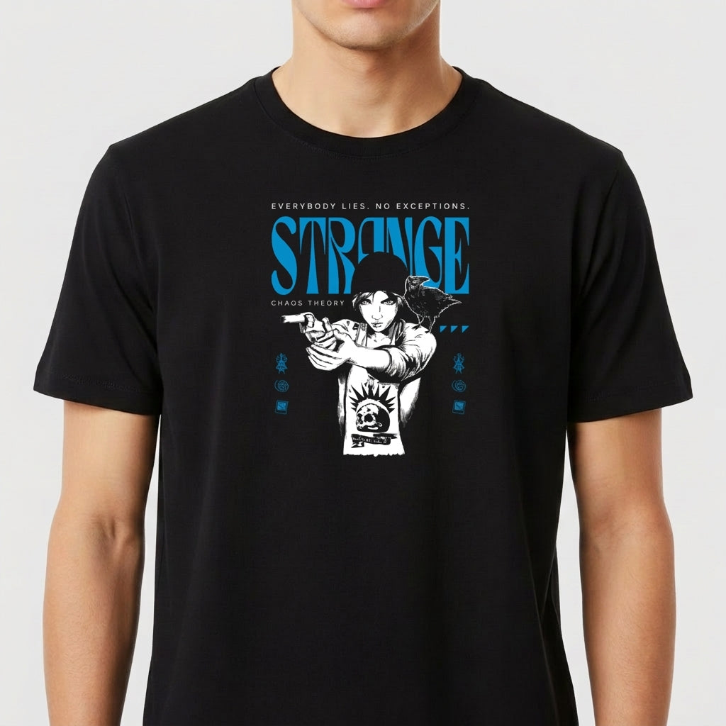 Camiseta com estampa frontal de uma figura central feminina segurando uma arma, com texto "STRANGE", "EVERYBODY LIES. NO EXCEPTIONS." e "CHAOS THEORY".