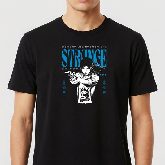 Camiseta com estampa frontal de uma figura central feminina segurando uma arma, com texto "STRANGE", "EVERYBODY LIES. NO EXCEPTIONS." e "CHAOS THEORY".