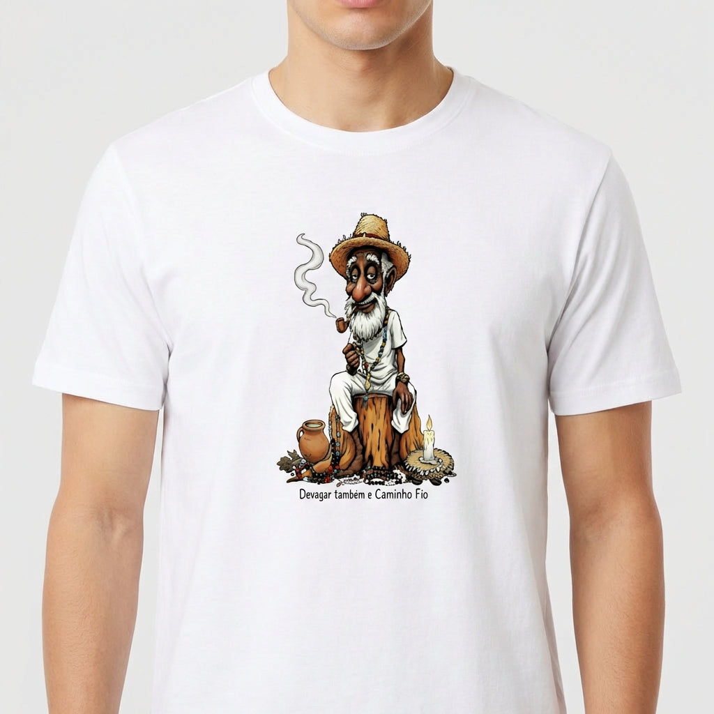 Camiseta com estampa frontal de personagem sentado em tronco, vestindo chapéu e roupas rústicas, segurando cachimbo, com jarro e fogo ao lado.