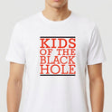 Camiseta com estampa frontal de "KIDS OF THE BLACK HOLE" em tipografia estilizada e estampa traseira de "DNGRZ DYZ" centralizada abaixo de uma linha.