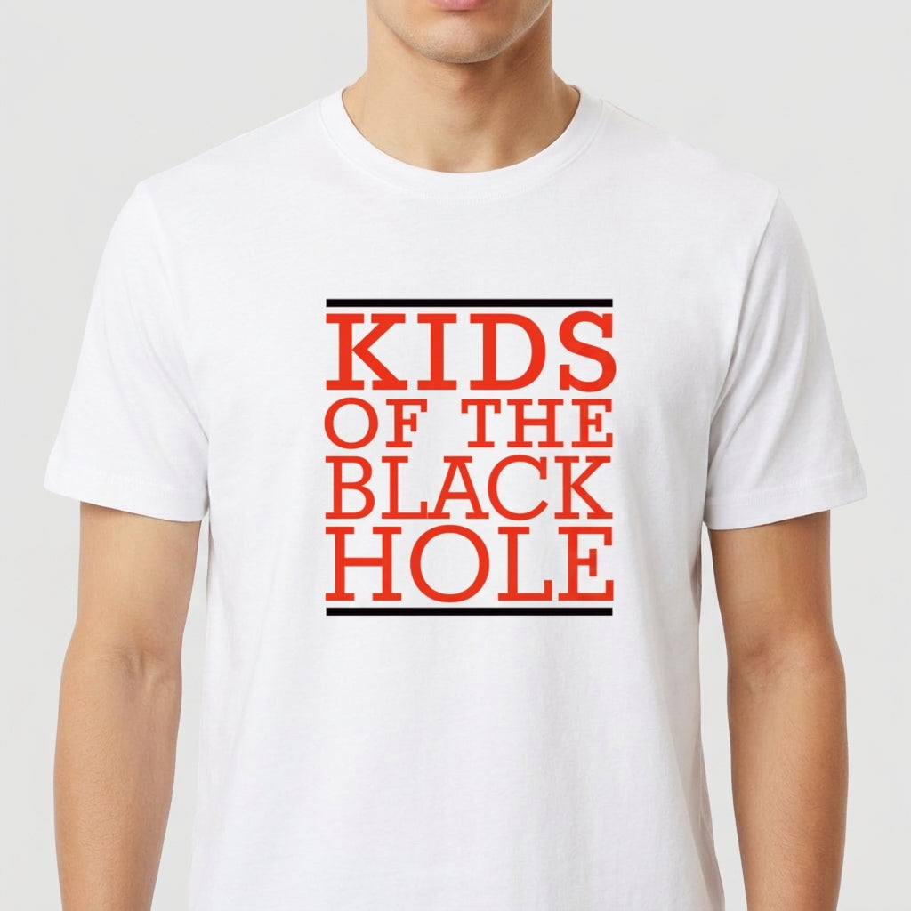 Camiseta com estampa frontal de "KIDS OF THE BLACK HOLE" em tipografia estilizada e estampa traseira de "DNGRZ DYZ" centralizada abaixo de uma linha.